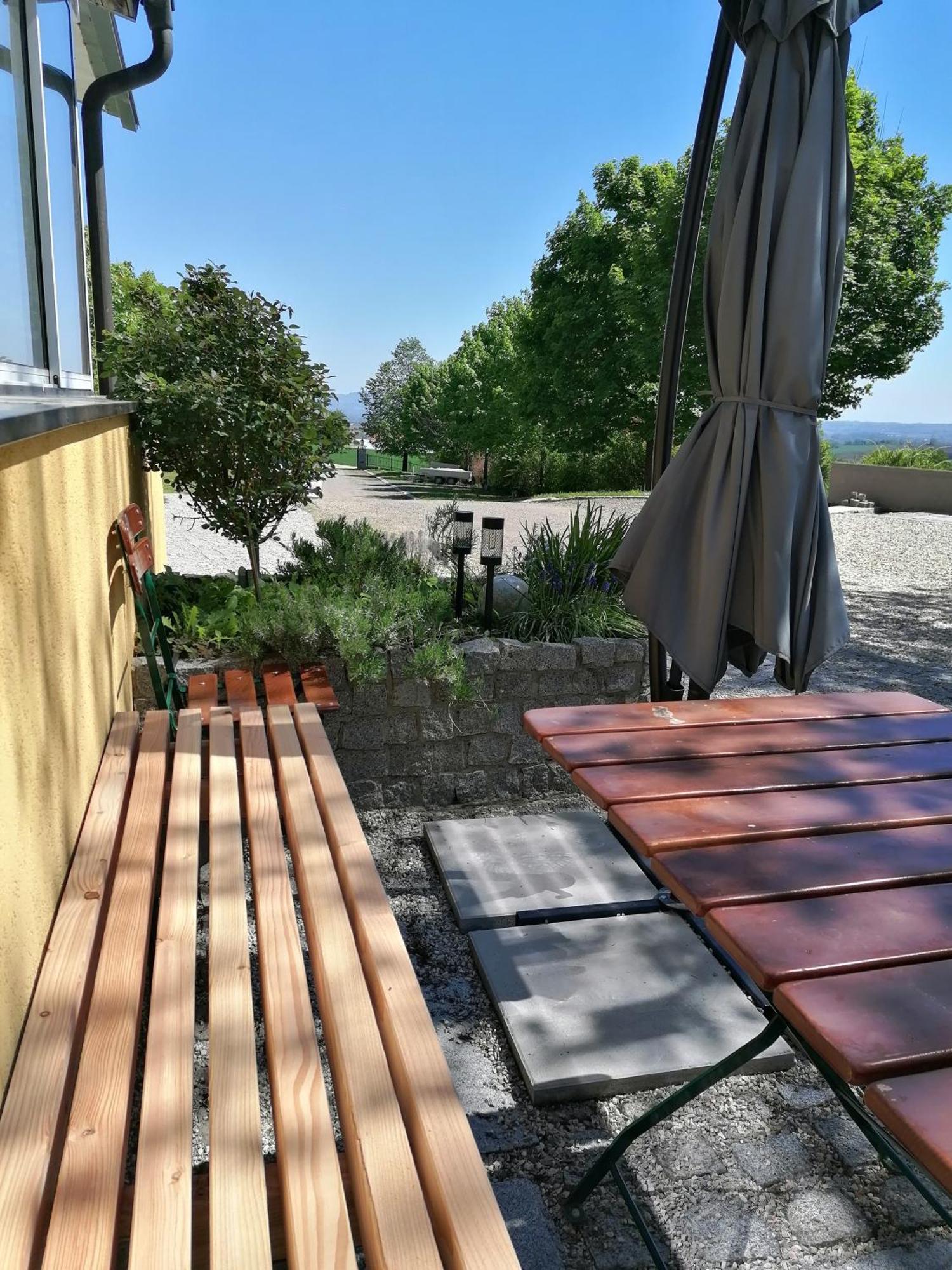Schuhmann Mit Wintergarten Und Garten Therme Aquapulco Und Ikuna Erlebnispark, Zoo Schmiding 20 Min Mit Auto Entfernt Ab 3 Naechte Buchbar Apartamento Hinzenbach